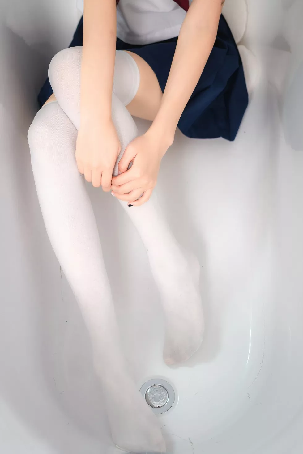 Xgyw.Org_[喵糖映画]Vol.012_蓝色短裙学妹居家性感白丝袜浴缸里秀美腿诱人写真44P