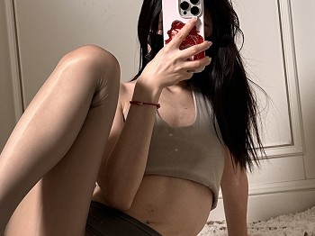 微博博主妮是老虎灰色油丝主题私房性感服饰配闪亮灰丝秀翘臀美腿诱惑写真64P
